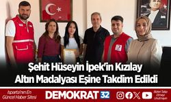 Şehit Hüseyin İpek'in Kızılay Altın Madalyası Eşine Takdim Edildi