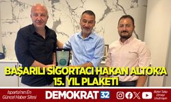 BAŞARILI SİGORTACI HAKAN ALTOK’A 15. YIL PLAKETİ