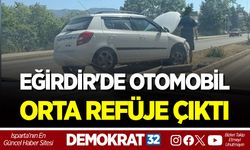 EĞİRDİR'DE OTOMOBİL ORTA REFÜJE ÇIKTI
