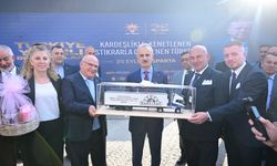 Uygun Nakliyat’tan Bakan Uraloğlu’na minyatür tır hediyesi