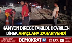 KAMYON DİREĞE TAKILDI, DEVRİLEN DİREK ARAÇLARA ZARAR VERDİ