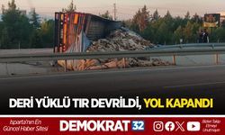 DERİ YÜKLÜ TIR DEVRİLDİ, YOL KAPANDI
