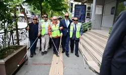 VALİ ERİN, GÖZÜNÜ KAPATIP BASTONLA YÜRÜDÜ