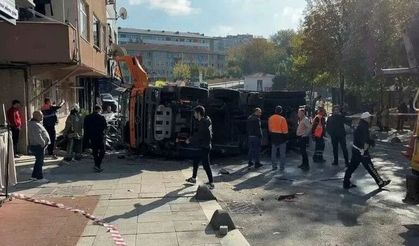 Bayrampaşa'da korkunç kaza! Yol bakım aracı kontrolden çıktı, ortalık savaş alanına döndü