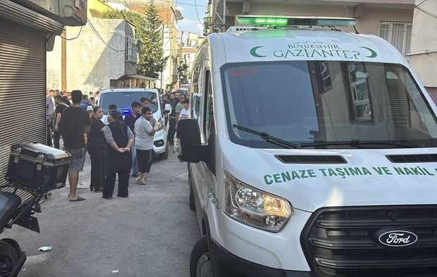 Bir kişi sokakta