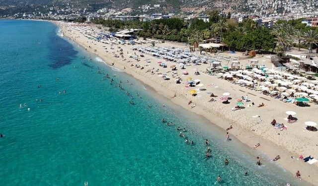 Alanya'da eylül ayında plajlar doldu