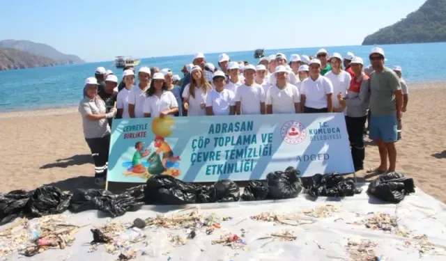 Adrasan’da yaz tatilinin ardından boş kalan plajı temizlediler