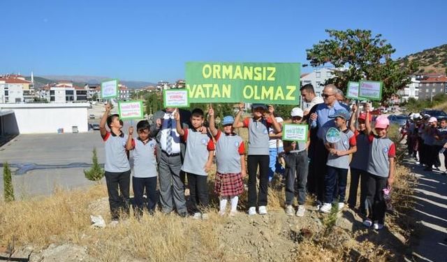 Korkuteli'de öğrenciler 'yeşil vatan' için fidan dikti