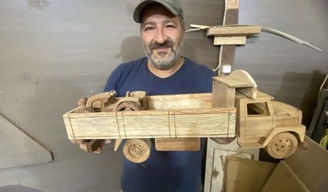 Burdur'da hobi olarak başladığı ahşap ustalığına belediyenin atölyesinde devam ediyor
