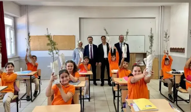 Yenişarbademli’de Öğrencilere Fidan Dağıtıldı