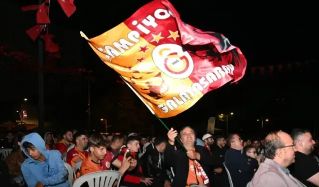 Galatasaray’ın maçını dev ekrandan izlediler