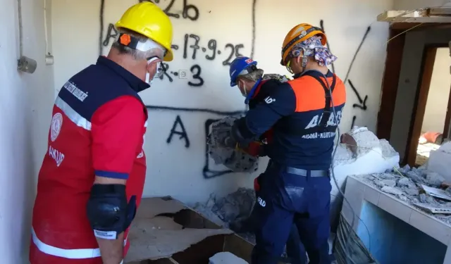 Burdur'da deprem tatbikatında gerçeğini aratmayan görüntüler yaşandı