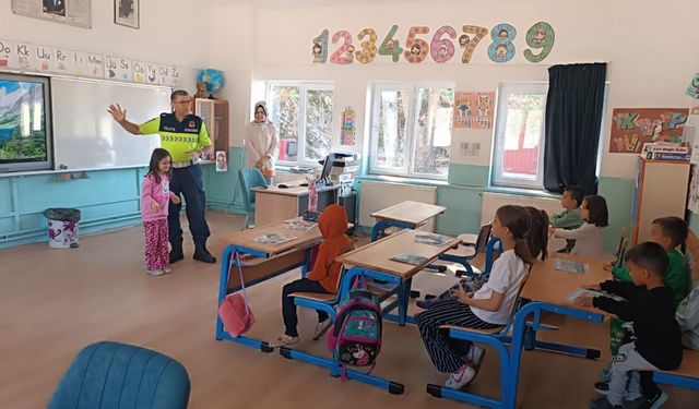 Eğirdir jandarmasından minik öğrencilere trafik eğitimi