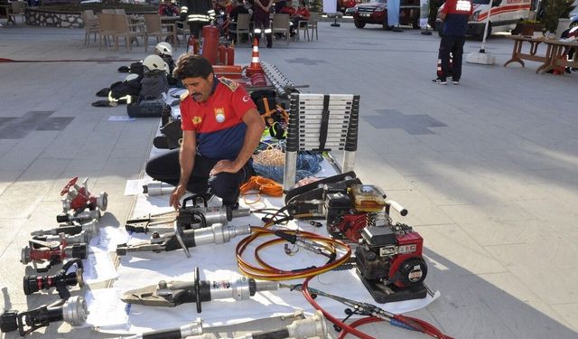 Çocuklara itfaiye ekipmanları anlatıldı