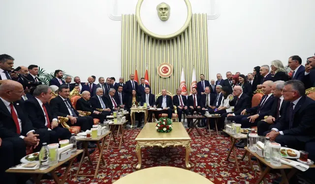Ahmet Davutoğlu, Cumhurbaşkanı Erdoğan ile Meclis'teki buluşmanın detaylarını anlattı