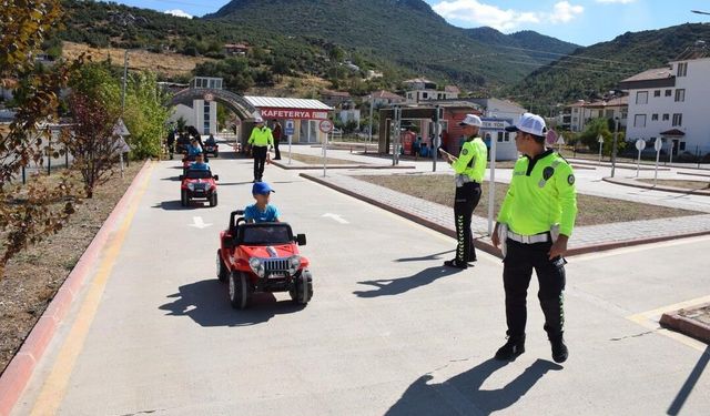 Burdur'da öğrencilere trafik güvenliği eğitimi