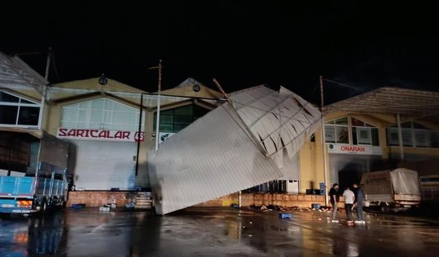 Demre'de hortum iş yerinin çatısına zarar verdi, Kaş'ta yağış etkili oldu