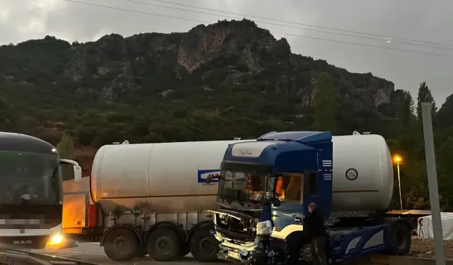 Burdur'da makaslayan tır nedeniyle yol kapandı