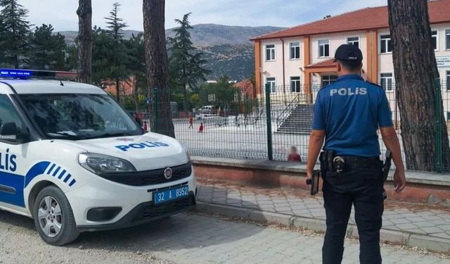 Polisler, okul önlerinde nefes aldırmıyor