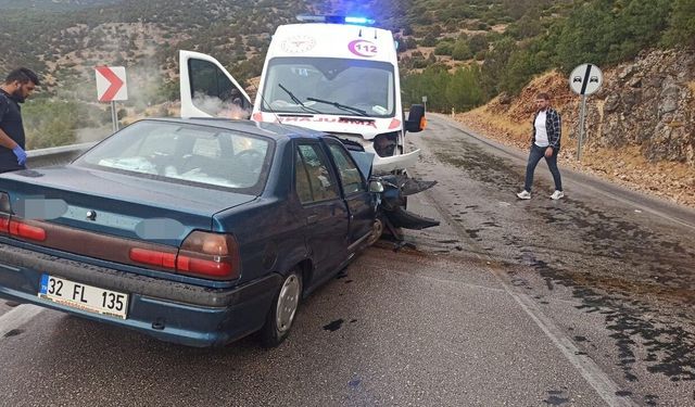 Burdur'da ambulans ile otomobil çarpıştı: 4 yaralı