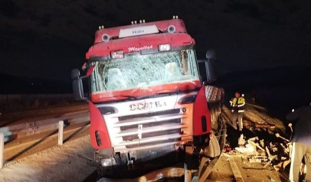 Dinar-Isparta Yolunda Tır Devrildi Trafik Kapandı