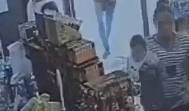 KUCAĞINDAKİ BEBEĞE ALDIRMADAN DEFALARCA BIÇAKLADI
