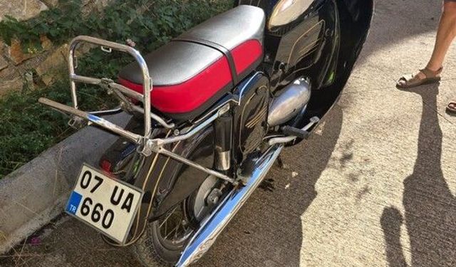 Gazipaşa'da mıcırda kayan motosiklet devrildi: 2 yaralı
