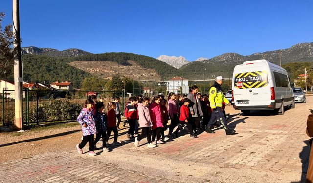 Eğirdir jandarmasından öğrencilere trafik dersi