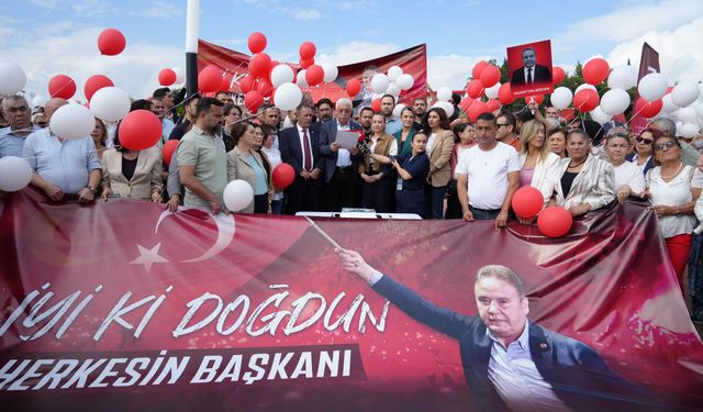 Cezaevinde bulunan eski başkan Muhittin Böcek’e gıyabında doğum günü kutlaması