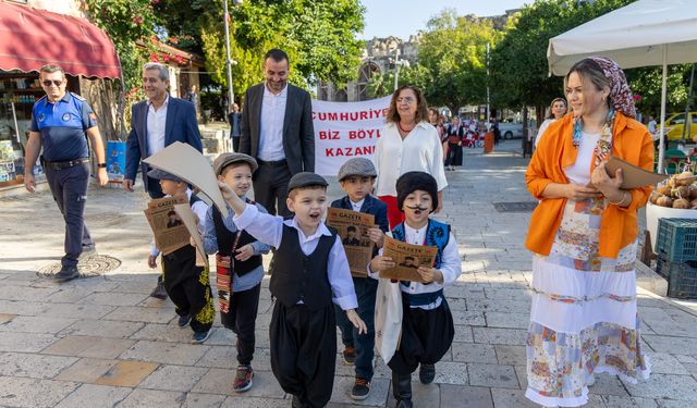 Minik öğrenciler 102 yıl öncesinin gazetecileri oldu
