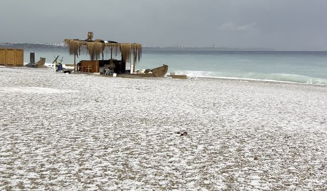 Antalya 15 dakikada kışı yaşadı, Konyaaltı Sahili beyaza büründü