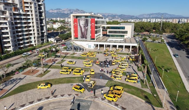 Konyaaltı'da taksicilerden Türk bayraklı Cumhuriyet konvoyu