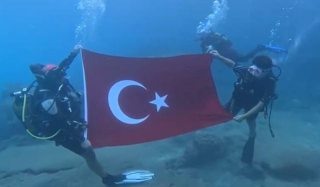 Denizin altında işaret diliyle İstiklal Marşı'nı okudular