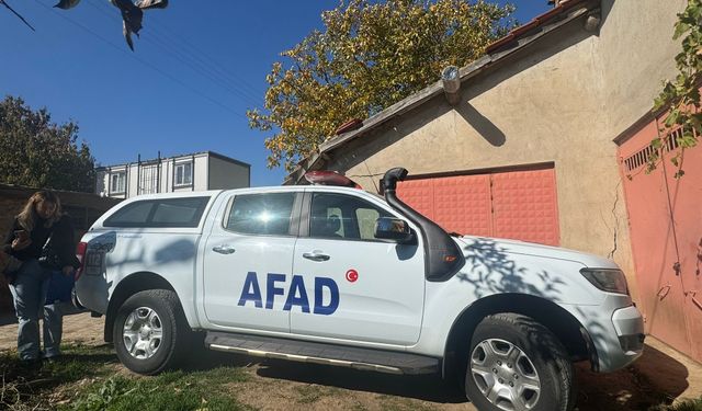 AFAD ekipleri, Eğirdir'de obruk oluşan elma bahçesinde inceleme yaptı