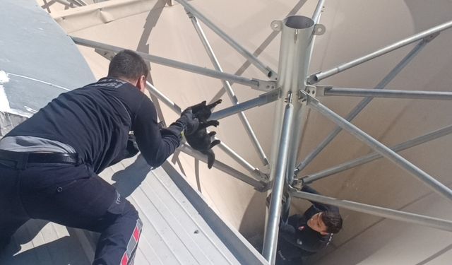 Çatıda mahsur kalan kediyi itfaiye kurtardı