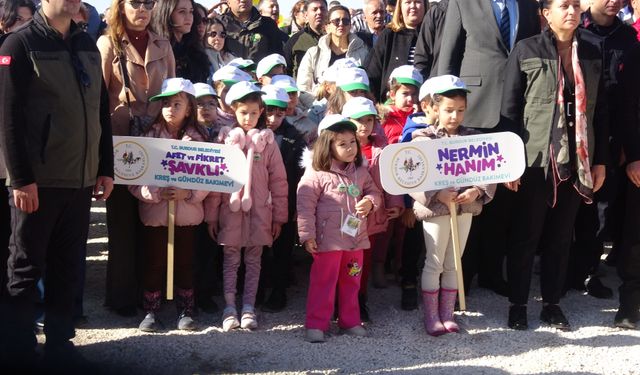Burdur'da "Geleceğe nefes insanlığa nefes" diyerek 13 bin fidan toprakla buluşturuldu