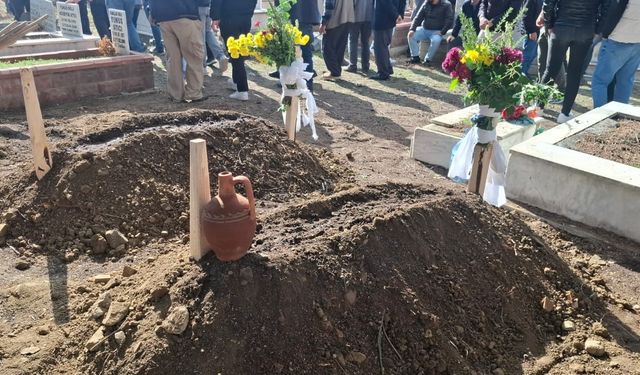 Burdur'da çıkan yangında hayatını kaybeden yaşlı çift toprağa verildi