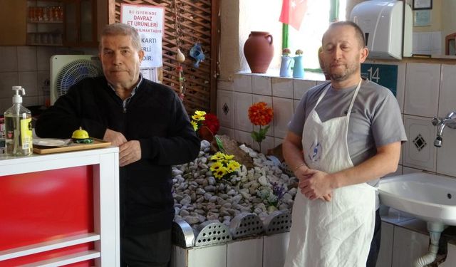 Pide yemeye gelip salondaki mezarlık başında dua ederek ayrılıyorlar