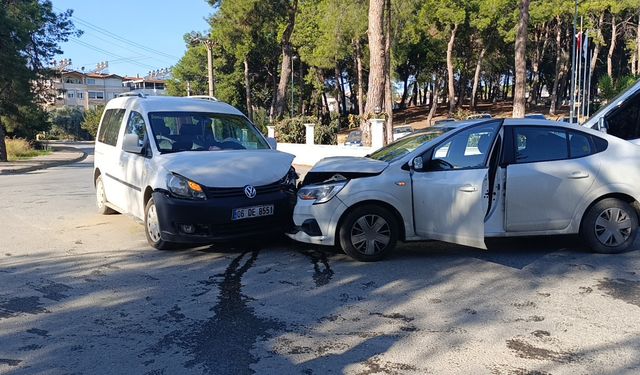 Manavgat'ta otomobiller kafa kafaya çarpıştı: 1 yaralı