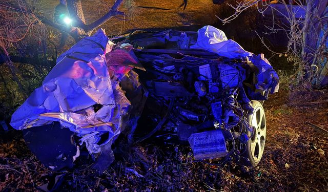 Burdur'da kamyonet ile çarpışan otomobil hurdaya döndü: 1 ölü, 1 yaralı