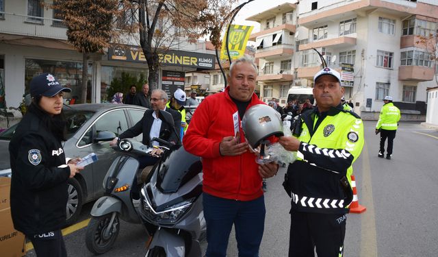 Korkuteli ilçesinde motosiklet sürücülerine kask dağıtıldı