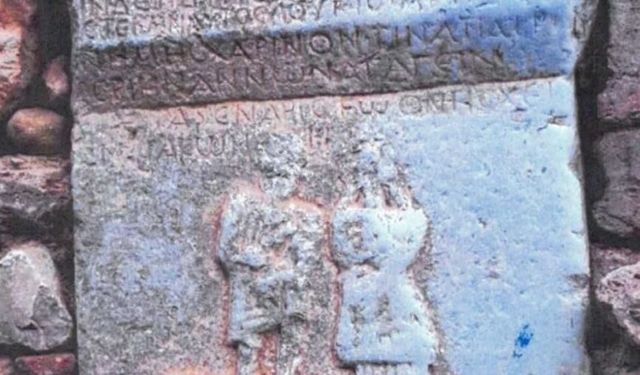 Köydeki bir evin temelindeki tarihi taşı yerinden söken muhtar tutuklandı