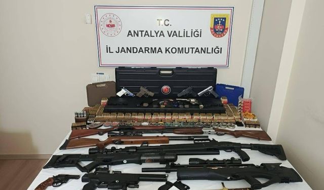 Kemer'de jandarmanın operasyon düzenlediği evden çok sayıda silah çıktı