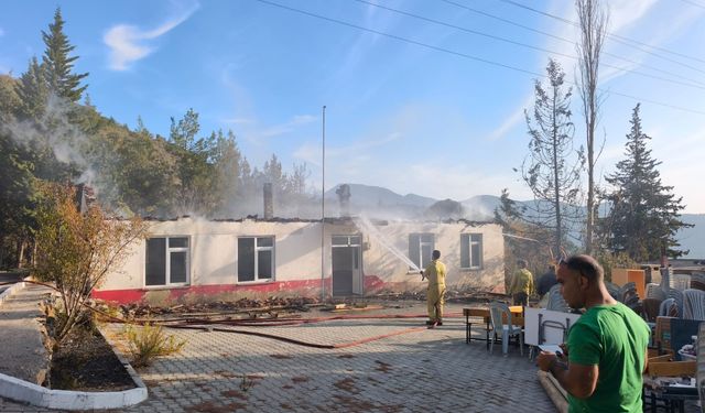 Antalya'da ormanlık alanda çıkan yangında eski okulun çatısı yandı