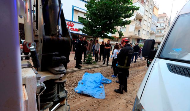 Ekmek almaya giderken kepçenin altında kalan yaşlı adam hayatını kaybetti