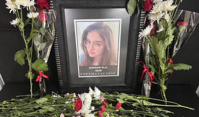 Kazada hayatını kaybeden Şükran'ın sınıfındaki sırasına arkadaşları çiçekler bıraktı