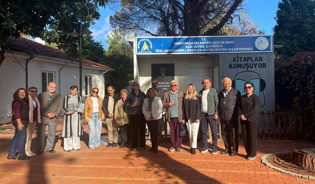 Muratpaşa'da yazar ve şairler gönüllü okuyucu oldu
