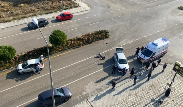 Isparta’da Kavşakta Otomobiller Çarpıştı