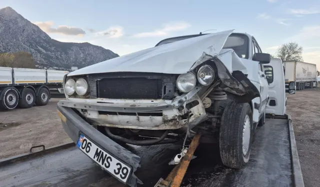 Otomobil TIR’a Arkadan Çarptı; Şans Eseri Yaralanan Olmadı