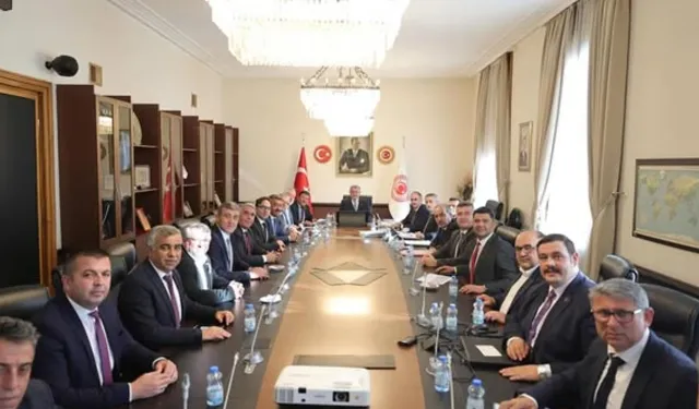 Uluborlu’ya Yarı Olimpik Yüzme Havuzu ve Halı Saha Müjdesi